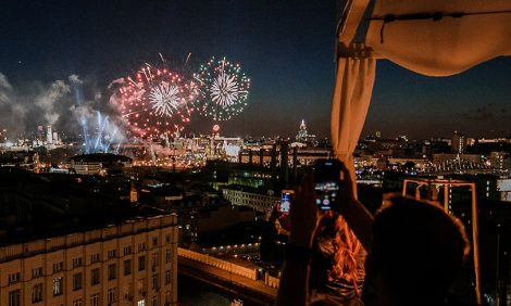 Едим не дома: где смотреть праздничный салют