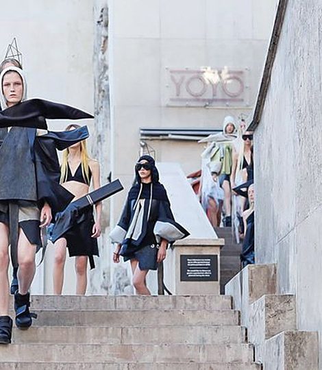 Ведьмы и памятник Коммунистического интернационала на показе Rick Owens в Париже