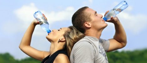 Anti-Age: Действительно ли ради красивой кожи стоит пить много воды?
