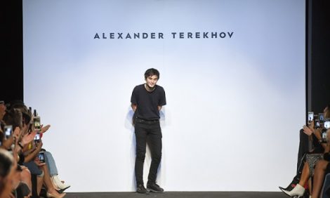 Летящей походкой: Александр Терехов представил минималистичную весенне-летнюю коллекцию