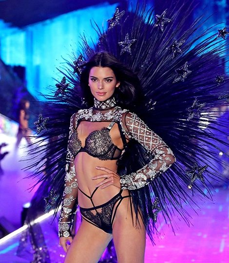 За что директор по маркетингу Victoria’s Secret извинился перед трансгендерными моделями?