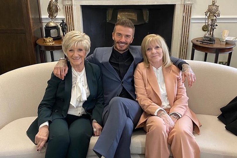 Мама дорогая! Три поколения семьи Бекхэмов на показе Victoria Beckham осень-зима 2020/2021 в Лондоне