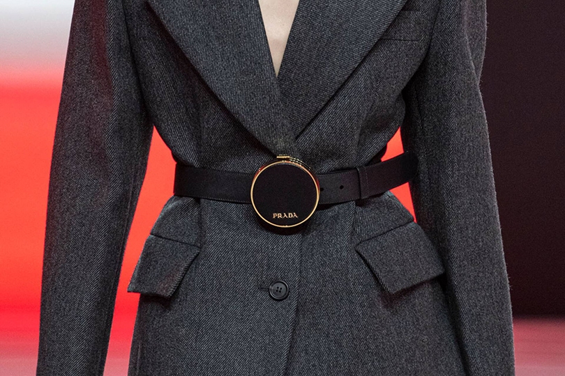«Мы можем быть одновременно сильными и женственными»: в Милане прошел показ коллекции Prada осень-зима 2020/2021
