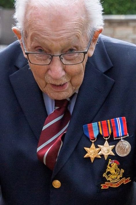 99-летний ветеран из Великобритании собрал миллионы в помощь врачам
