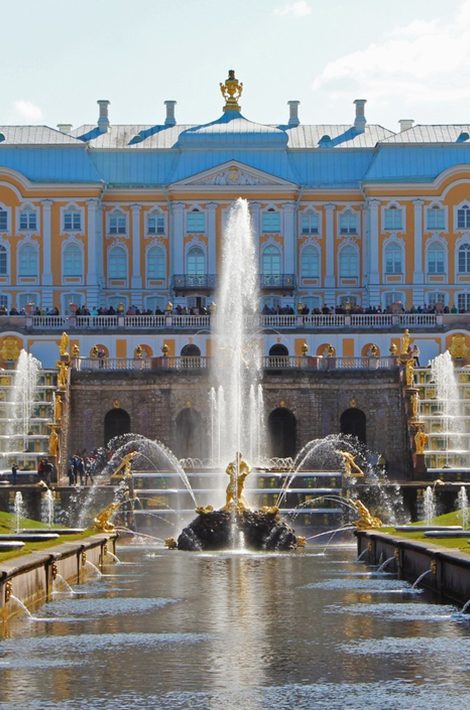 В парках Петергофа объявили о готовности к сезону и запустили фонтаны