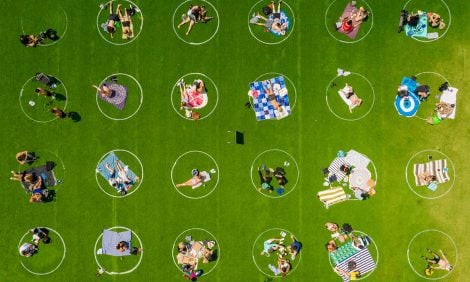 Круги на полях: опыт социального дистанцирования в парке Domino Park в Нью-Йорке