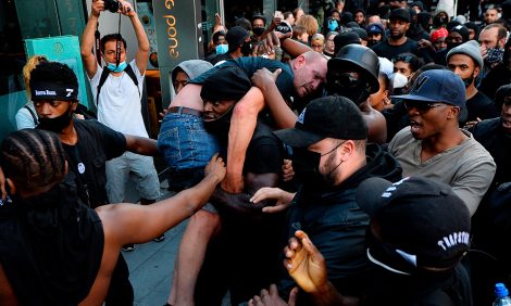Общество: чернокожий участник лондонских протестов Black Lives Matter спас белого мужчину
