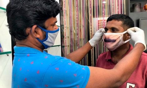 Индийские производители тканевых масок печатают на них лица клиентов