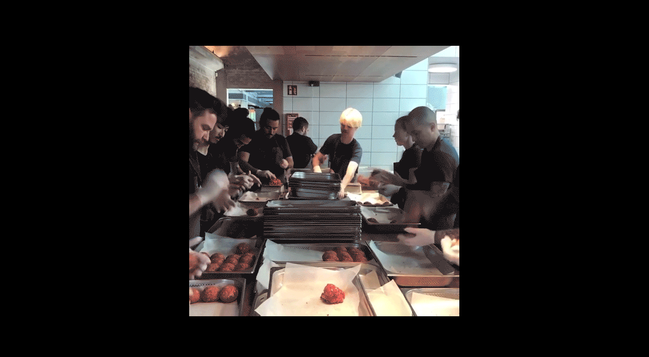 Видео дня: основатель Noma Рене Редзепи показал, как на кухне ресторана готовят бургеры