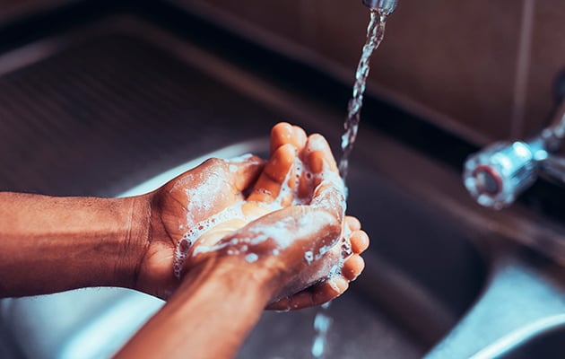 ВОЗ выложила новые видеоинструкции — как мыть руки и как защитить себя от коронавируса