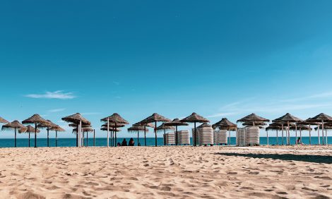 #TravelБизнес: Испания вновь закрывает пляжи, в Дубае появятся российские терминалы для измерения температуры, и другие новости туриндустрии