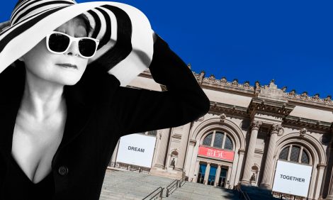 Йоко Оно вывесила вдохновляющие баннеры на фасаде Метрополитен-музея в Нью-Йорке