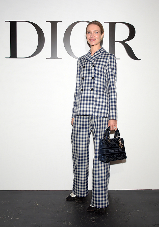 «Заботиться о себе»: в Париже показали коллекцию Dior весна-лето 2021