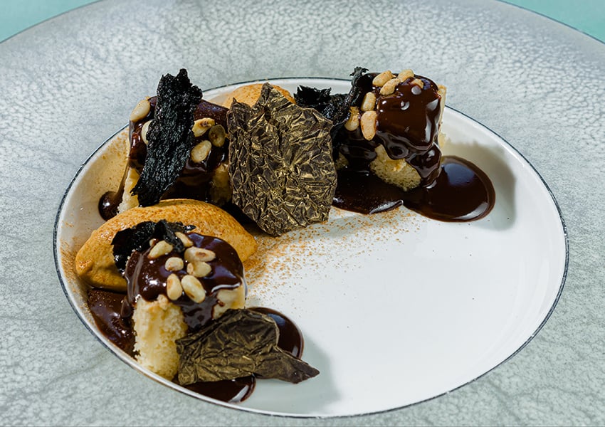Ресторан SAVVA. Мягкий пирог с кедровыми орехами, шоколад, лисички и мороженое из белых грибов