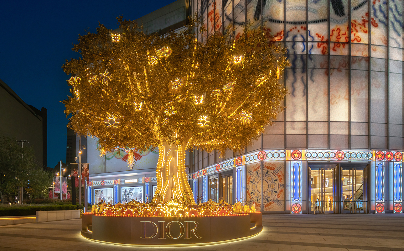 Дизайн & Декор: рождественские декорации бутиков Dior — и немного оливок
