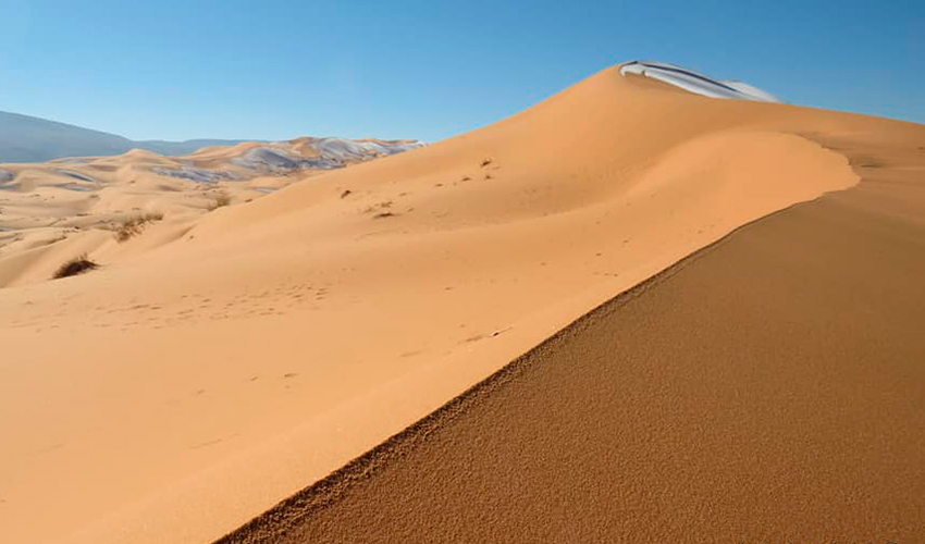 Фото дня: заснеженная пустыня на территории Алжира и Марокко