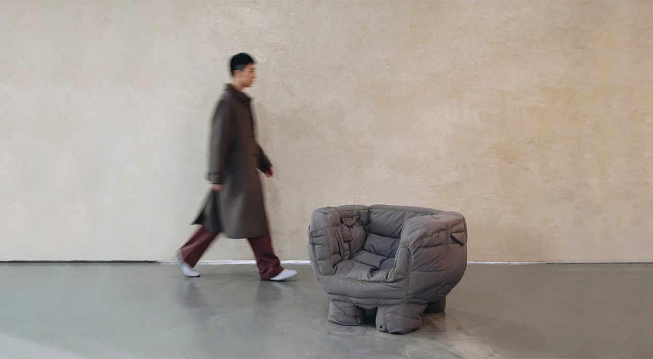 Фото дня: дизайнер Чин-Ён Ён делает мебель из нераспроданных пуховиков