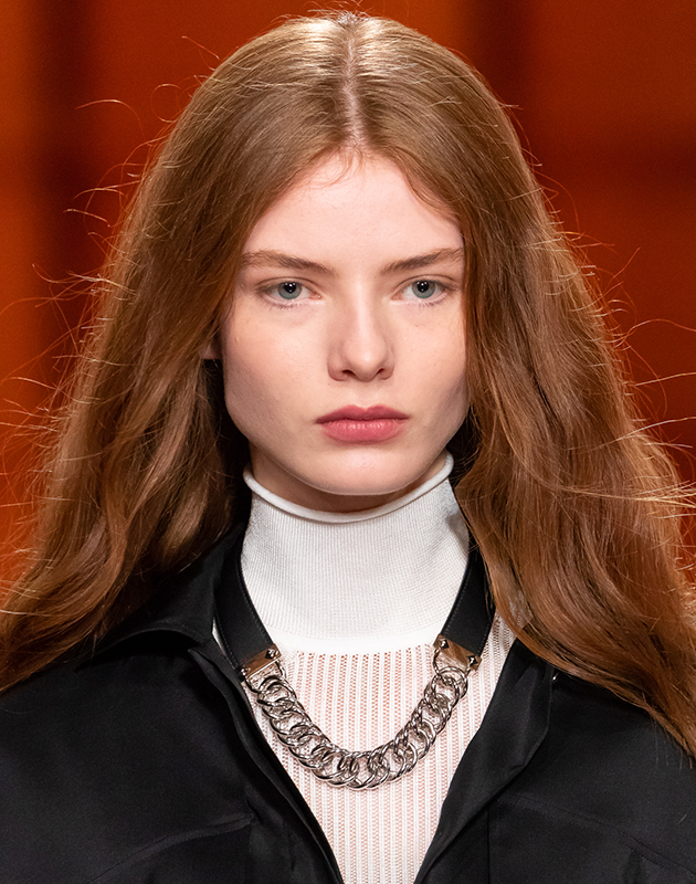 Макияж и аксессуары на показе Hermès осень-зима 2021