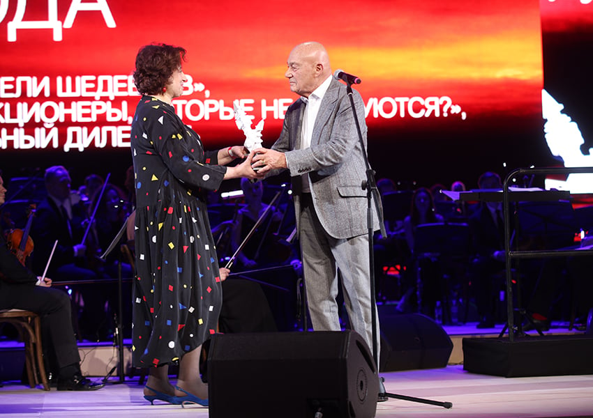 Владимир Познер вручает награду Наталье Семеновой
