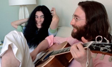 Видео дня: Джон Леннон исполняет песню Give Peace a Chance — запись сделана в 1969 году на Багамских островах