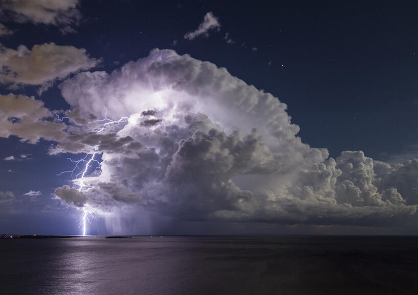 «Молния от изолированного шторма над Каннским заливом», Серж Зака