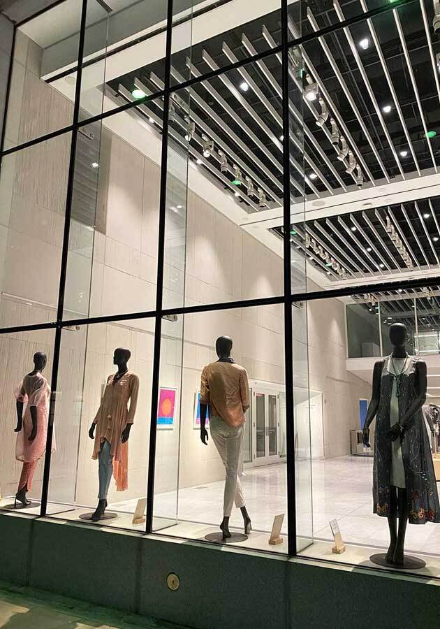 PostaАрт: в нью-йоркском музее моды The Museum at FIT проходит выставка, посвященная розе
