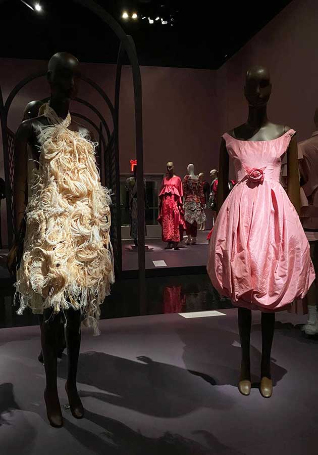 PostaАрт: в нью-йоркском музее моды The Museum at FIT проходит выставка, посвященная розе