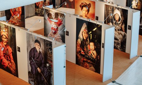 PostaАрт: фотовыставка Александра Химушина &laquo;Мир в&nbsp;лицах&raquo; в&nbsp;отделении ООН в&nbsp;Женеве во&nbsp;Дворце наций