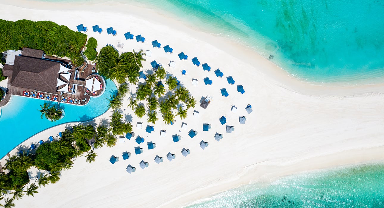 Travel-дайджест: 14 февраля на Мальдивах, шопинг прямо у бассейна на Сен-Барте и витаминная спа-терапия в Дубае