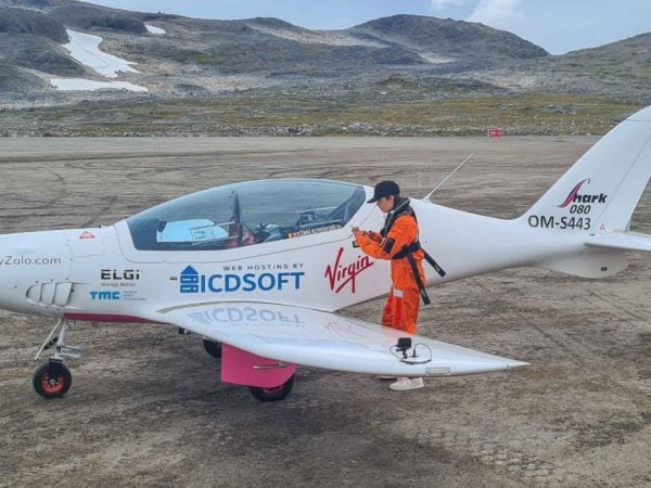 PostaСпорт: Зара Резерфорд стала самой молодой женщиной-пилотом, совершившей одиночный кругосветный полет