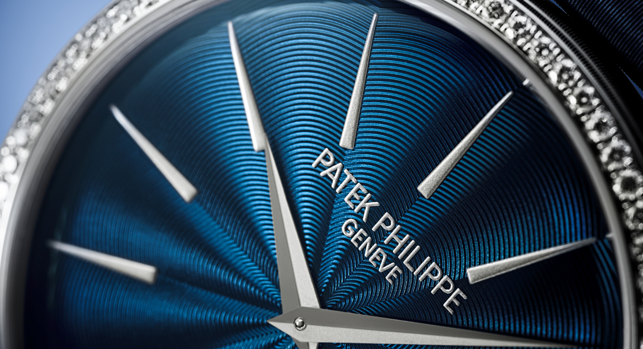 Часы & Караты: Patek Philippe Calatrava с лакированным циферблатом, украшенным гильоширным узором