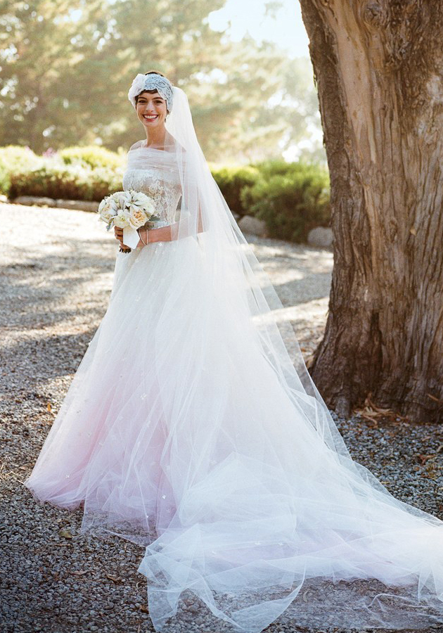 Энн Хэтэуэй в платье Valentino на собственной свадьбе