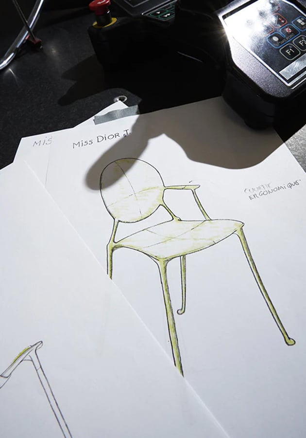 Дизайн & Декор: Филипп Старк представил обновленное кресло-медальон стул Médaillon — любимое кресло Кристиана Диора
