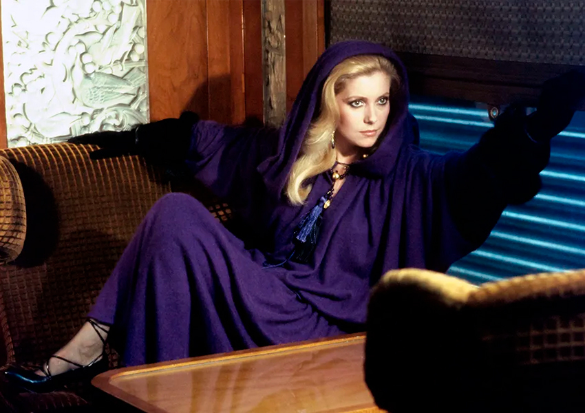 Катрин Денев в YSL. (Фото: Helmut Newton. Vogue US, октябрь, 1977)