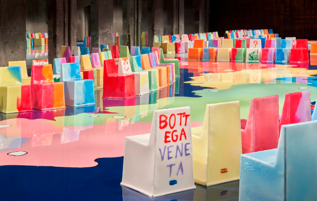 Дизайн & Декор: 400 стульев Гаэтано Пеше с показа Bottega Veneta в Милане продадут с аукциона