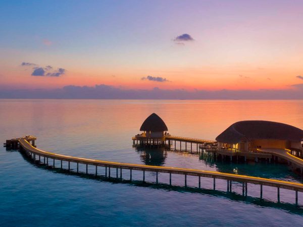 Travel-дайджест: новый отель на&nbsp;Мальдивах,   железной дороги между ОАЭ и&nbsp;Оманом и&nbsp;возобновление регулярных рейсов на&nbsp;Пхукет
