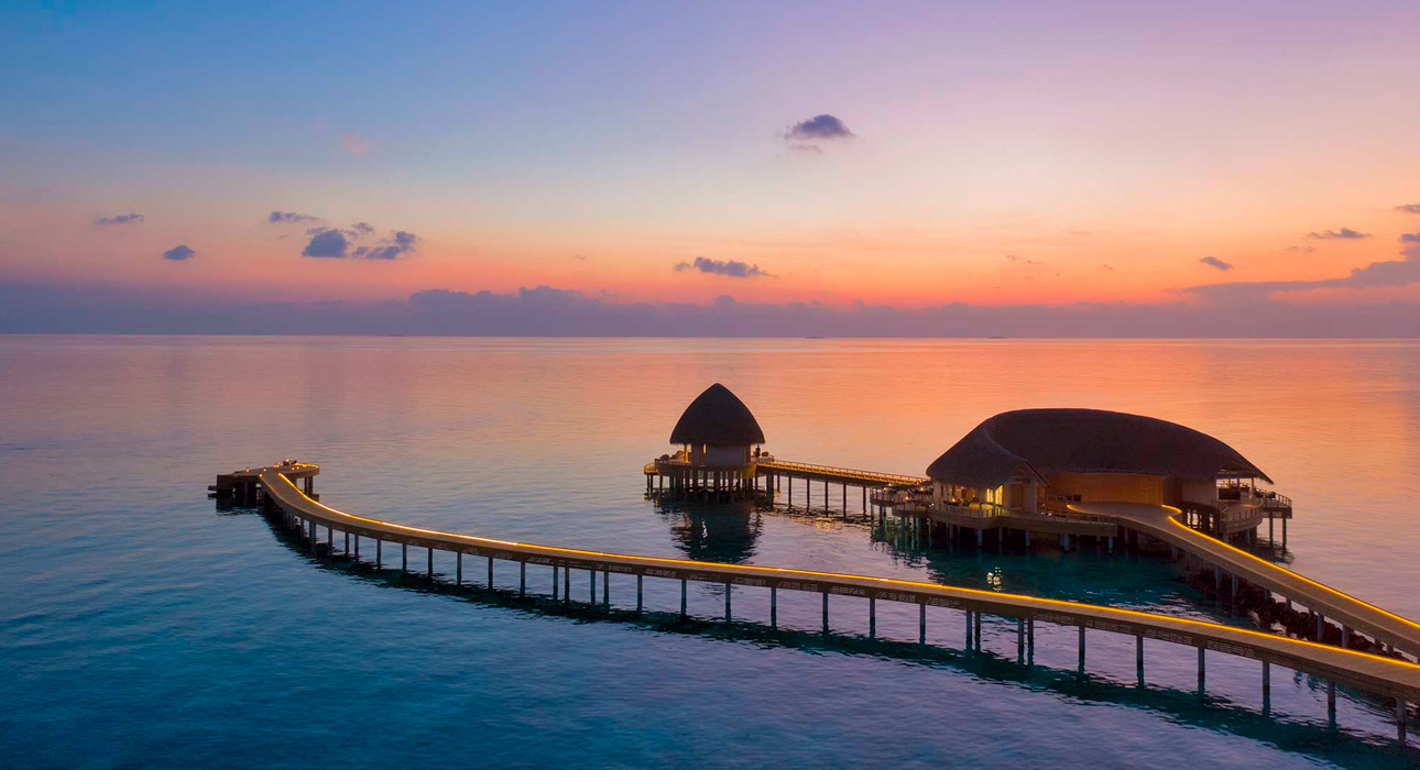 Travel-дайджест: новый отель на Мальдивах, новая железная дорога между ОАЭ и Оманом и возобновление регулярных рейсов на Пхукет