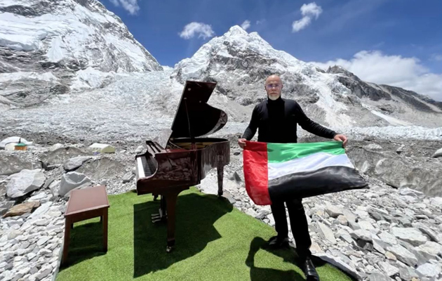 Пианист Турзо Золтан установил рекорд Гиннесса, играя на фортепиано в течение 132 минут на высоте 5 км на горе Эверест