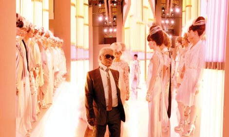 #DubaiGuide. Lagerfeld, The Chanel Shows: в&nbsp;Дубае открылась выставка фотографий Саймона Проктера, посвященная гению Карла Лагерфельда