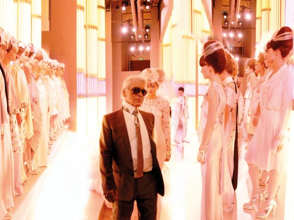 Lagerfeld, The Chanel Shows: в&nbsp;Дубае открылась выставка фотографий Саймона Проктера, посвященная гению Карла Лагерфельда
