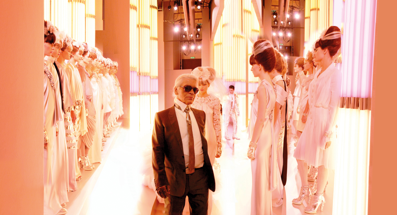 Lagerfeld, The Chanel Shows: в Дубае открылась выставка фотографий Саймона Проктера, посвященная гению Карла Лагерфельда