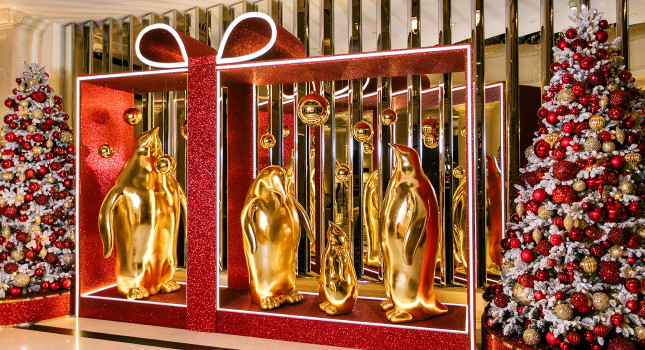 Оформление отеля в сезоне 20/21 — это новогодняя классика в новом прочтении от команды LID’S EVENTHOUSE: контрастное сочетание красного и золотого играет в унисон друг с другом