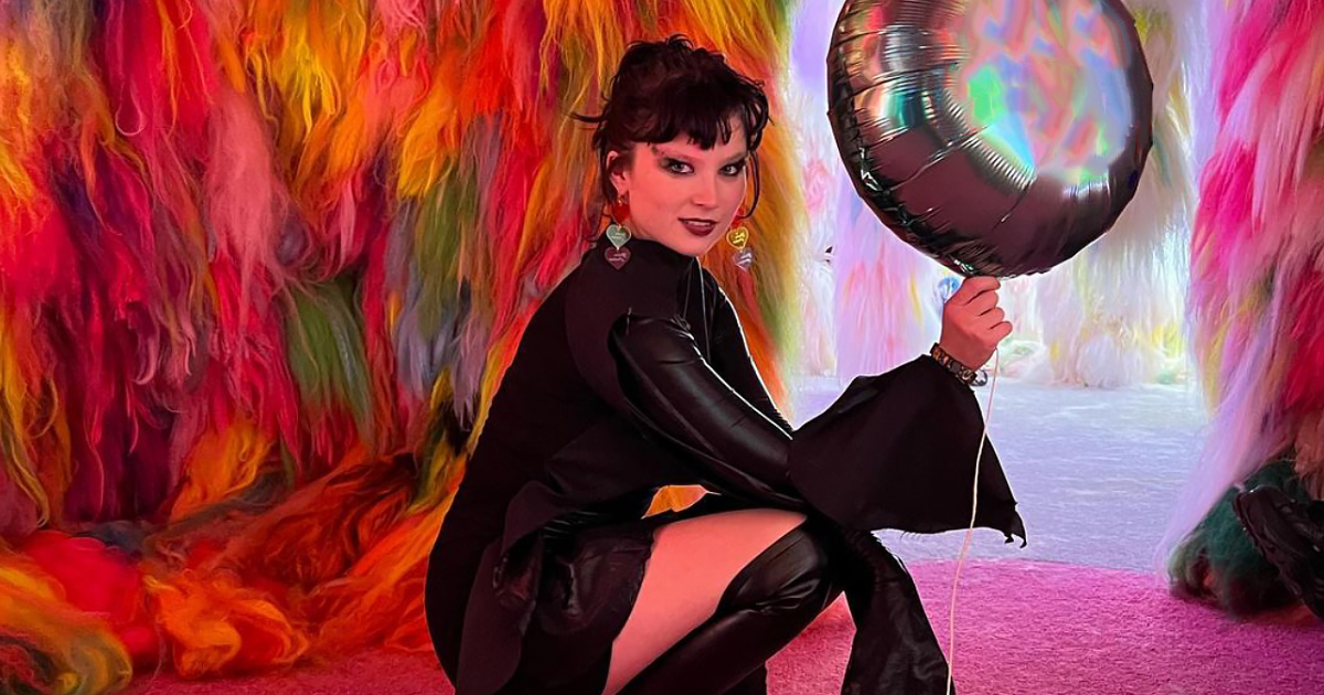 Видео дня: дочь Бьорк выпустила первую сольную композицию под названием ...