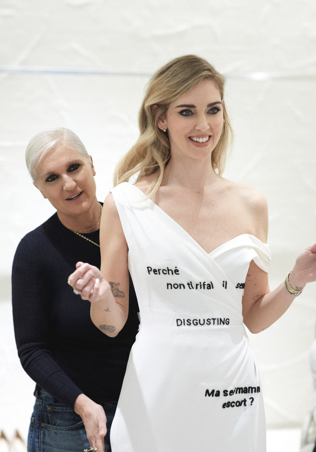 Мария Грация Кьюри и Кьяра Ферраньи на примерке платья для церемонии открытия 73-го фестиваля итальянской песни в Сан-Ремо