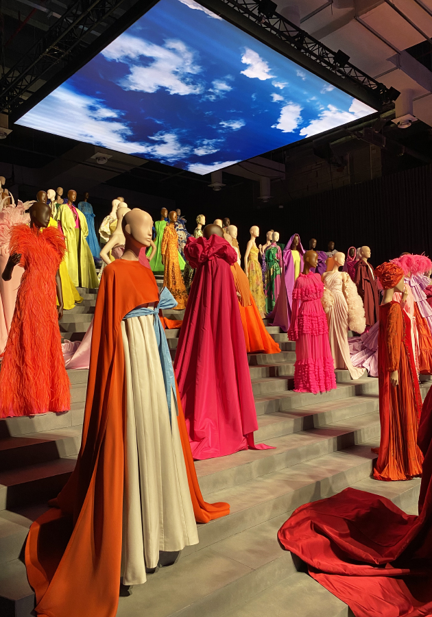 Forever Valentino: в Дохе до 1 апреля открыта выставка, посвященная истории легендарного дома моды