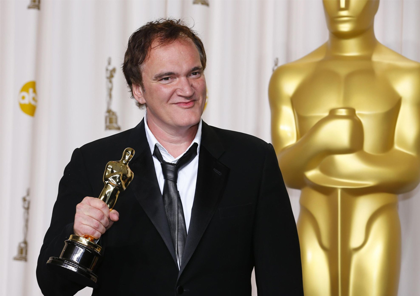 Квентин Тарантино со статуэткой Оскара за лучший сценарий фильма «Джанго освобожденный» (2013)