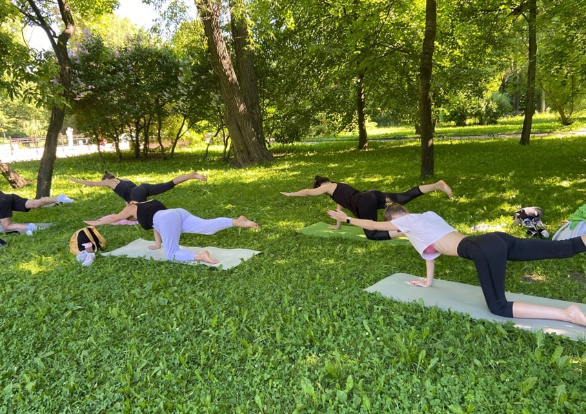 «Пока ты спал»: йога в парках Петербурга