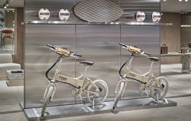 Компании Fendi и мировой бренд электровелосипедов Mate из Копенгагена выпустили брендированный электрический складной велосипед