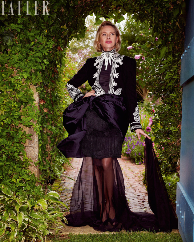 Наоми Уоттс в платье Stéphane Rolland, колье, жакете в стиле фуга и юбке с бахромой