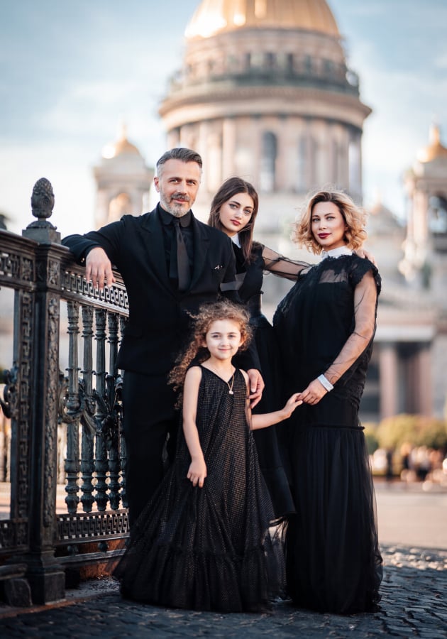 Александр Сирадекиан и Елизавета Шарикова с дочерьми Эммануэль и Вивьен